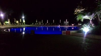 Hilton Park Nicosia - Basen zewnętrzny w nocy