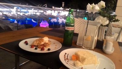 Panorama De Luxe hotel Odessa - makan malam di tepi kolam renang di malam hari