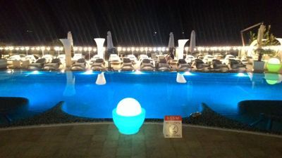 Panorama De Luxe viesnīca Odesa - apgaismota baseins naktī