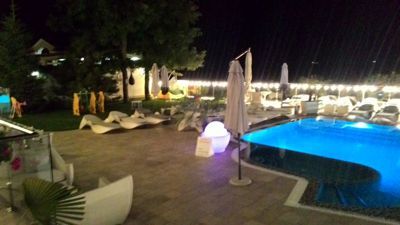 Panorama De Luxe hotell Odessa - valgustatud bassein öösel