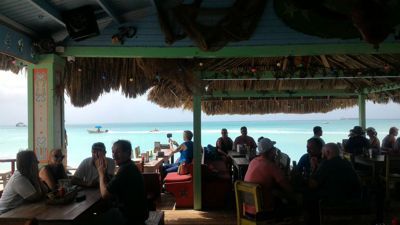 Bugaloe Beach Bar and Grill - Siddemøbler og Caribiske Hav
