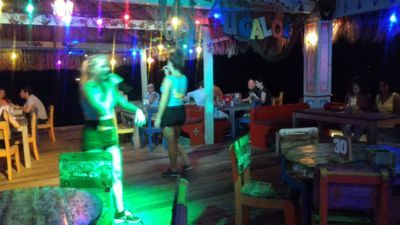 Bugaloe Beach Bar and Grill - Performance de canto noturno pelos bartenders