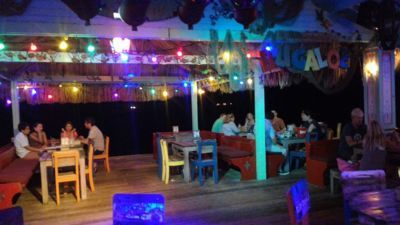 Bugaloe Beach Bar uye Grill - Seating area usiku