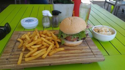 Ντασζί και μπιφτέκια - Cheeseburger και λεμονάδα