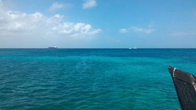જોલી પાઇરેટ્સ ઓપન બાર સ્નૉકરિંગ ટુર - સુંદર સ્પષ્ટ વાદળી સમુદ્ર