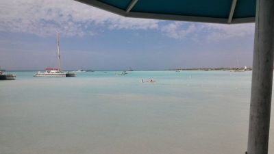 Palm beach Aruba - Mga bangka at manlalangoy