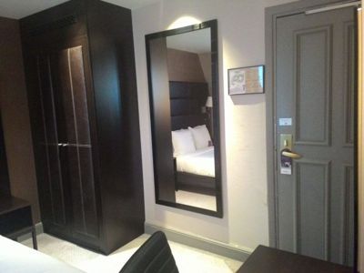 Mercure Paris Terminus Nord szállodát - szoba szekrény és tükör