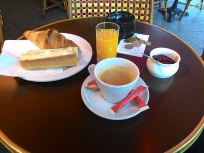 Paris, capitale de la France - Petit-déjeuner français au café parisien