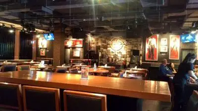 Hard Rock uz Top Pattaya - Restoran va sahna