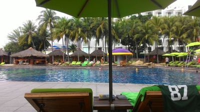 Hard Rock Hotel Pattaya pool - Pool fra en liggestol