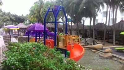 Piscine Hard Rock Hotel Pattaya - Les enfants glissent et éclaboussent l'eau