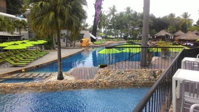 Hard Rock Hotel Pattaya baseins - Baseina skats no bāra