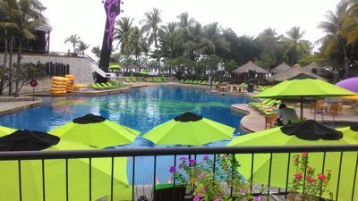 Hard Rock Hotel Pattaya medence - Úszómedence és gitár