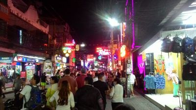 Περπάτημα στην οδό Pattaya - Στη μέση του δρόμου