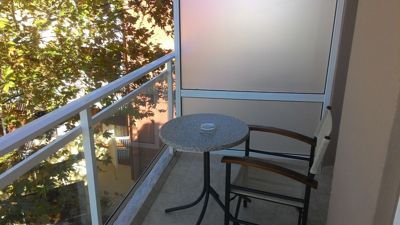 Astron酒店罗兹 - 桌子和椅子在阳台上