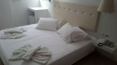 Astron hotel em Rodes - Porão quarto grande cama