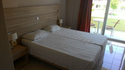 Princess Flora - Ανακαινισμένα δωμάτια με 2 μονά κρεβάτια