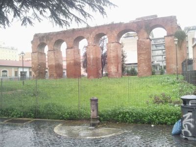 Roma, Italia - Reruntuhan sebuah aqueduc dekat dengan stasiun kereta api pusat