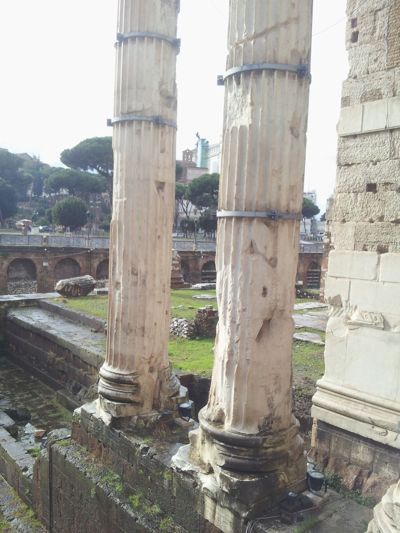 Roma, Italia - Reruntuhan antik di tengah