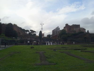 Roma, Italia - Parkirlah di sebelah colosseum