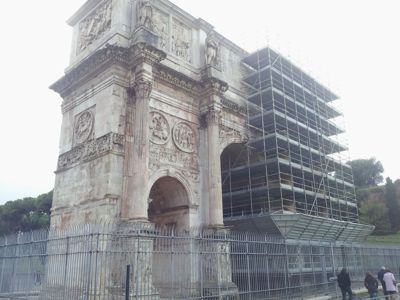 რომა, იტალია - ანტიკური შენობის ირგვლივ კოლოსიეუმი