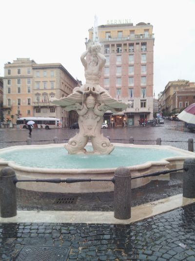 Roma, Italya - Sikat na fontain sa gitna