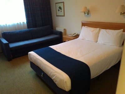 假日酒店赫默爾亨普斯特德M1，Jct。 8 - 客房配有大床和沙發