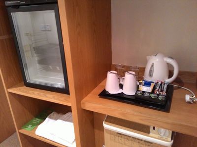 Holiday Inn Hemel Hempstead M1, Jct. 8 - Konuk kullanımı ve kahve / çay malzemeleri için buzdolabı