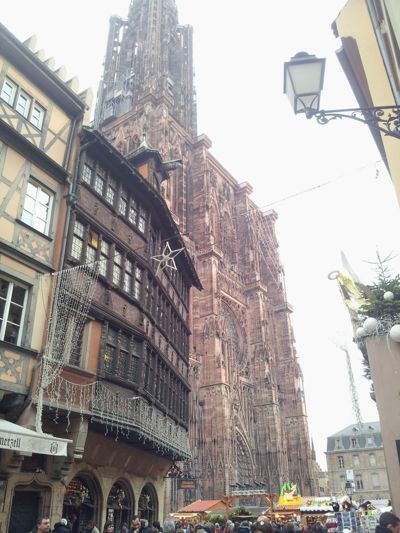 Strasbourg katedral - Utsikt mot utsiden i julen