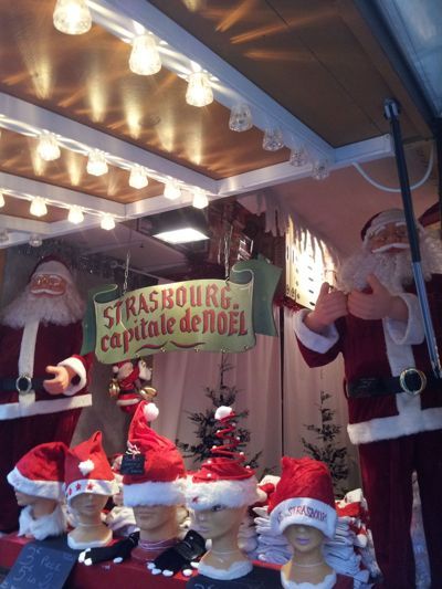 Strasbourg karácsonyi piac - Karácsonyi piac áll