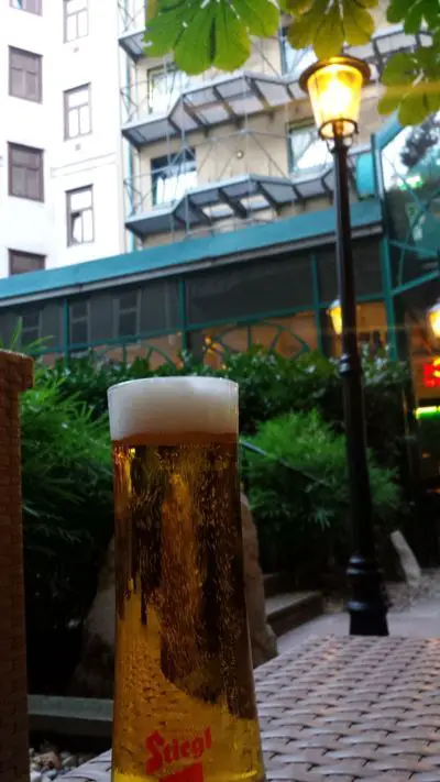 Arcotel Wimberger Viyana - Bahçe terasında bira