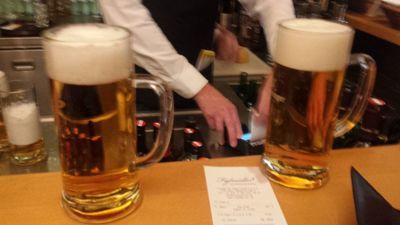Figlmüller Wollzeile - Beer at the bar counter