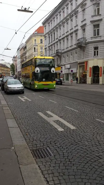הופ על הופעה אוטובוס וינה - הגעה לאוטובוס ברחוב