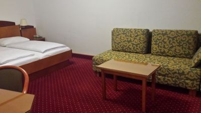 Hotelli Pension Alla Lenz - Vuode ja sohva