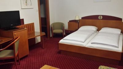 Отель Pension Alla Lenz - Кровать и телевизор