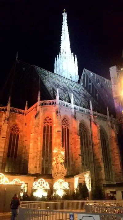 St. Stephen Cathedral - Lys om natten