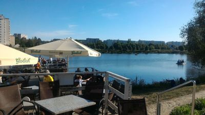 Balaton sjö: pedalbåt, park nad balatonem, bala ... - Terrass av caféet och sjön