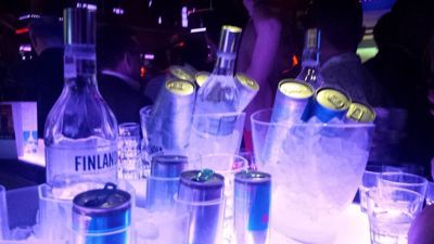 Enklawa san'at musiqa klubi - Enklavaning arzon vodka idishlari