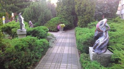 노보텔 바르샤바 공항 - 야외 놀이터가있는 야외 정원