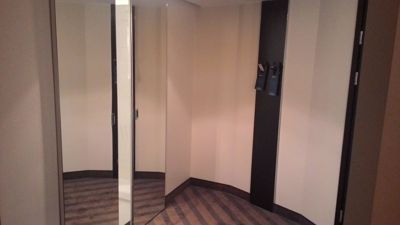 Radisson Blu Sobieski - Вхід в номер і двері ванної кімнати