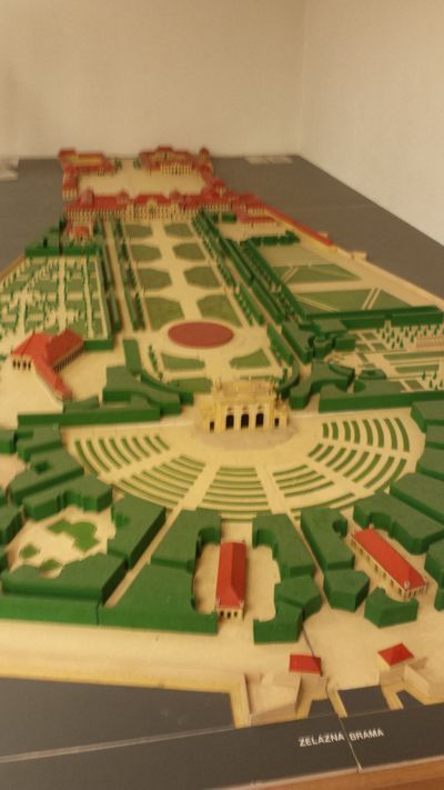 Tura v kraljevskem gradu v Varšavi - Rekonstrukcija modelov na lestvici vrtov