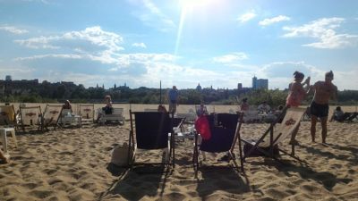 Barra ceoil La Playa Warszawa - Gaineamh, cathaoireacha deic agus dearcadh na cathrach