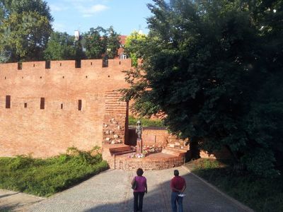 Varshava Old Town - Varshava qo'zg'oloni paytida bola askarlarini xotirlab, kichik isyonchilar haykali