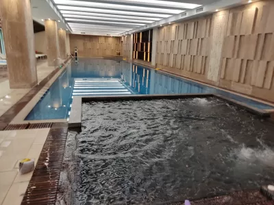 Radisson Blu Yerevan - Jacuzzi og stor indendørs swimmingpool