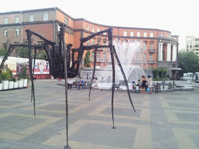 예 레반, 아르메니아의 수도 - Aznavour 's square에있는 동상과 분수