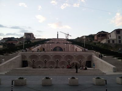 يريفان ، عاصمة أرمينيا - شلال ، سلم عملاق في وسط المدينة