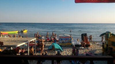 Cafe Arina - Foto port besi dari tepi pantai dari restoran ...