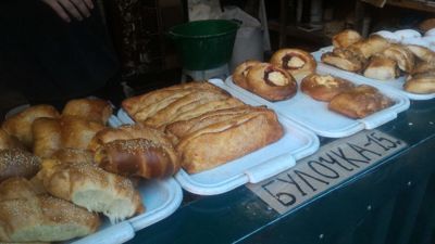 Bazar del puerto de Zaliznyy - Sabrosos pasteles: huelen muy bien de la calle