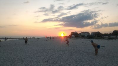 željezna luka igra frisbee plaže