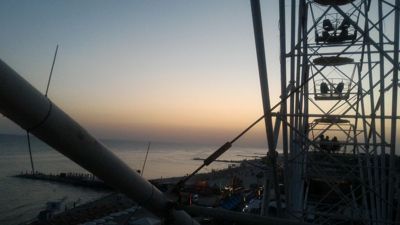 Noria del puerto de hierro de Lunapark - puesta de sol en el mar negro